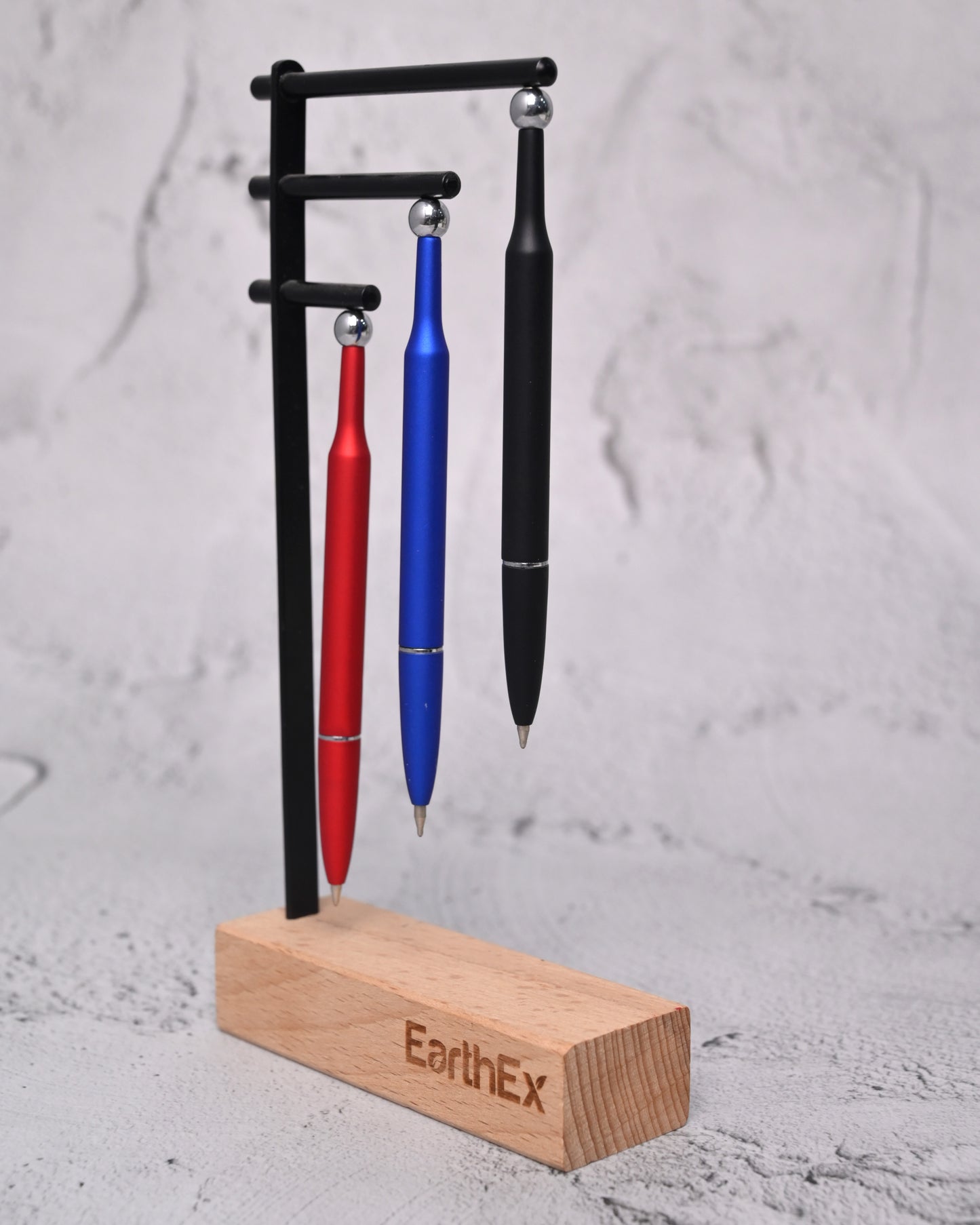 Magneto Pen Stand